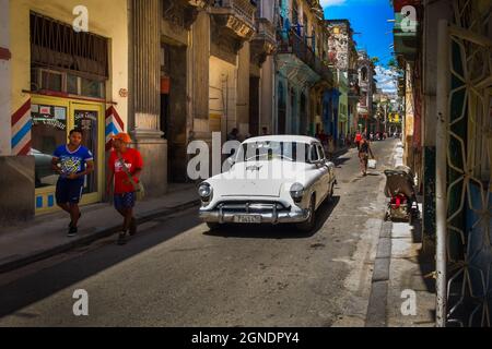 La Havane, Cuba, le 2019 juillet, une voiture américaine blanche de 50 à 60 ans, utilisée comme taxi dans une rue étroite dans la partie la plus ancienne de la ville Banque D'Images