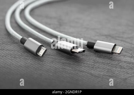 Trois types de connexions périphériques et de câbles de chargement ou de données. Concept règles de l'UE pour changer la fiche de charge universelle en USB C. Banque D'Images