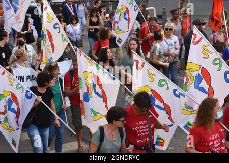 Marseille, France. 23 septembre 2021. Les manifestants défilent avec des drapeaux pendant la manifestation. Les enseignants protestent contre la politique du ministre de l'éducation nationale, Jean-Michel Blanquer, à Marseille, en France. Crédit : SOPA Images Limited/Alamy Live News Banque D'Images