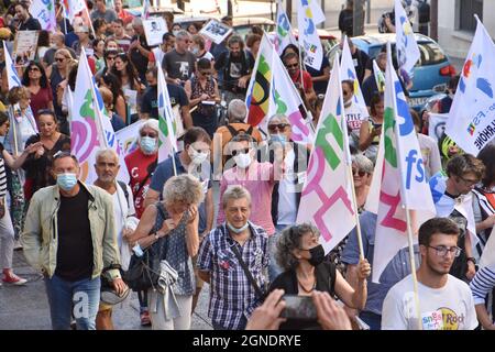 Marseille, France. 23 septembre 2021. Les manifestants défilent avec des drapeaux pendant la manifestation. Les enseignants protestent contre la politique du ministre de l'éducation nationale, Jean-Michel Blanquer, à Marseille, en France. Crédit : SOPA Images Limited/Alamy Live News Banque D'Images