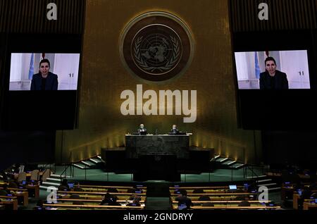 New York, États-Unis. 24 septembre 2021. Le Premier ministre de la Jamaïque, Andrew Holness, s'adresse, par vidéo préenregistrée, au débat général de la 76e session de l'Assemblée générale des Nations Unies au Siège de l'ONU à New York le 24 septembre 2021. Photo de piscine par Peter Foley/UPI crédit: UPI/Alay Live News Banque D'Images