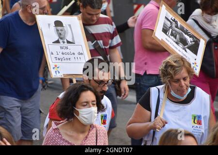 Marseille, France. 23 septembre 2021. Les manifestants défilent avec des pancartes exprimant leur opinion, pendant la manifestation. Les enseignants protestent contre la politique du ministre de l'éducation nationale, Jean-Michel Blanquer, à Marseille, en France. Crédit : SOPA Images Limited/Alamy Live News Banque D'Images