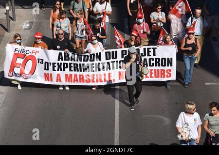 Marseille, France. 23 septembre 2021. Les manifestants défilent avec une immense bannière exprimant leur opinion, pendant la manifestation. Les enseignants protestent contre la politique du ministre de l'éducation nationale, Jean-Michel Blanquer, à Marseille, en France. (Photo de Gerard Bottino/SOPA Images/Sipa USA) crédit: SIPA USA/Alay Live News Banque D'Images