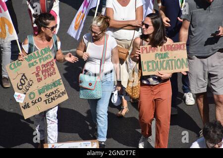 Marseille, France. 23 septembre 2021. Les manifestants défilent avec des pancartes exprimant leur opinion, pendant la manifestation. Les enseignants protestent contre la politique du ministre de l'éducation nationale, Jean-Michel Blanquer, à Marseille, en France. (Photo de Gerard Bottino/SOPA Images/Sipa USA) crédit: SIPA USA/Alay Live News Banque D'Images