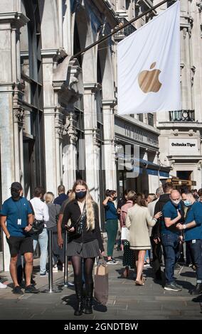 Londres, Royaume-Uni. 24 septembre 2021. Les gens de la file d'attente publique à l'extérieur de l'Apple Store à Regent Street, Londres, le premier jour de sortie de l'iPhone 13. Crédit : SOPA Images Limited/Alamy Live News Banque D'Images