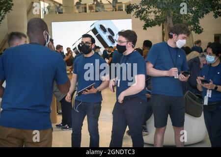 Londres, Royaume-Uni. 24 septembre 2021. Le personnel d'Apple aide les gens du public car ils montrent beaucoup d'intérêt dans l'Apple Store de Regent Street, Londres, le premier jour de sortie de l'iPhone 13. Crédit : SOPA Images Limited/Alamy Live News Banque D'Images