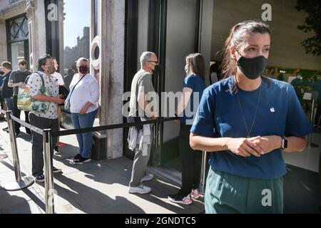 Londres, Royaume-Uni. 24 septembre 2021. Les gens de la file d'attente publique à l'extérieur de l'Apple Store à Regent Street, Londres, le premier jour de sortie de l'iPhone 13. Crédit : SOPA Images Limited/Alamy Live News Banque D'Images