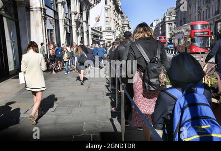 Londres, Royaume-Uni. 24 septembre 2021. Les gens de la file d'attente publique à l'extérieur de l'Apple Store à Regent Street, Londres, le premier jour de sortie de l'iPhone 13. (Photo par Martin Pope/ SOPA Images/Sipa USA) crédit: SIPA USA/Alay Live News Banque D'Images