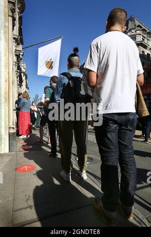 Londres, Royaume-Uni. 24 septembre 2021. Les gens de la file d'attente publique à l'extérieur de l'Apple Store à Regent Street, Londres, le premier jour de sortie de l'iPhone 13. (Photo par Martin Pope/ SOPA Images/Sipa USA) crédit: SIPA USA/Alay Live News Banque D'Images