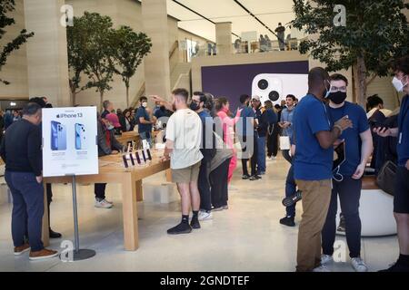 Londres, Royaume-Uni. 24 septembre 2021. Le personnel d'Apple aide les gens du public car ils montrent beaucoup d'intérêt dans l'Apple Store de Regent Street, Londres, le premier jour de sortie de l'iPhone 13. (Photo par Martin Pope/ SOPA Images/Sipa USA) crédit: SIPA USA/Alay Live News Banque D'Images