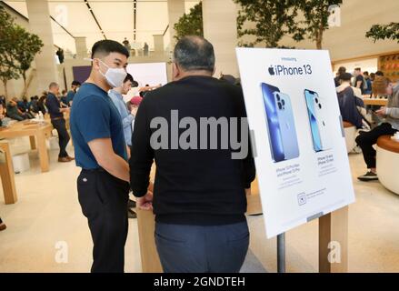 Londres, Royaume-Uni. 24 septembre 2021. Le personnel d'Apple aide les gens du public car ils montrent beaucoup d'intérêt dans l'Apple Store de Regent Street, Londres, le premier jour de sortie de l'iPhone 13. (Photo par Martin Pope/ SOPA Images/Sipa USA) crédit: SIPA USA/Alay Live News Banque D'Images