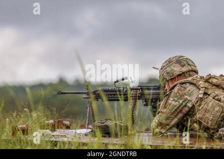 Sgt. Le Maj. De l'armée Michael A. Grinston lance un M249 pendant les opérations de l'aire de répartition dans le cadre d'un exercice de validation (VALEX) à l'aire de répartition de hein lors d'une visite à fort KNOX, Kentucky, le 22 septembre 2021. Le VALEX est l'un des derniers points de contrôle avant la compétition du meilleur guerrier du ministère de l'Armée de 2021, du 3 au 7 octobre, où 24 des meilleurs soldats de l'Armée de terre se disputeront pour déterminer parmi eux le meilleur soldat et officier non commandant. Le CBB représente des soldats hautement entraînés, disciplinés et physiquement en forme d'équipes cohésives de toute l'Armée de terre capables de gagner sur n'importe quel champ de bataille. (É.-U. Bras Banque D'Images