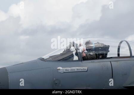 Un pilote F-15C Eagle de la Force aérienne des États-Unis, affecté au 159e Escadron de chasse, base de la Garde nationale aérienne de Jacksonville, Floride, taxis pour décollage pendant le programme d'évaluation du système d'armes est 21.12 à la base de la Force aérienne de Tyndall, Floride, le 20 septembre 2021. Le WSEP, exploité par le 53e Groupe d’évaluation des armes, est une évaluation officielle de la capacité d’un escadron de mener des missions d’incendie direct air-air dans un environnement d’entraînement afin de préparer les pilotes et les officiers des systèmes d’armes au combat. (É.-U. Photo de la Force aérienne par le sergent d'état-major. Betty R. Chevalier) Banque D'Images