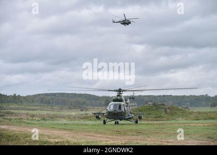 Lviv, Ukraine. 24 septembre 2021. Des hélicoptères volent pendant les exercices militaires internationaux 'Rapid Trident - 2021'.sur le territoire du Centre international pour le maintien de la paix et la sécurité de l'Académie nationale des forces terrestres, nommé d'après Hetman Petro Sahaidachny, des exercices de commandement et d'état-major ukrainien-américain impliquant des troupes 'Rapid Trident - 2021' ont lieu, Ils ont commencé le 20 septembre et dureront jusqu'au 1er octobre 2021. Des soldats de 15 pays participent aux exercices (Ukraine, Etats-Unis, Allemagne, Bulgarie, Géorgie, Italie, Pologne, Roumanie, Grande-Bretagne et autres). Au total, environ 6,000 Banque D'Images