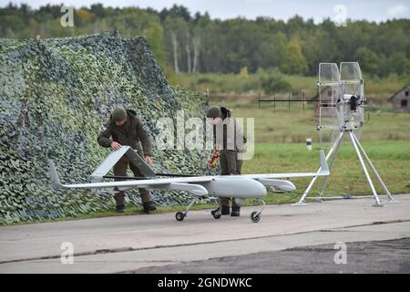 Lviv, Ukraine. 24 septembre 2021. L'armée ukrainienne construit un drone lors des exercices militaires internationaux 'Rapid Trident - 2021'.sur le territoire du Centre international pour le maintien de la paix et la sécurité de l'Académie nationale des forces terrestres, nommé d'après Hetman Petro Sahaidachny, des exercices de commandement et d'état-major ukrainien-américain impliquant des troupes 'Rapid Trident - 2021' ont lieu, Ils ont commencé le 20 septembre et dureront jusqu'au 1er octobre 2021. Des soldats de 15 pays participent aux exercices (Ukraine, Etats-Unis, Allemagne, Bulgarie, Géorgie, Italie, Pologne, Roumanie, Grande-Bretagne et autres). Po Banque D'Images