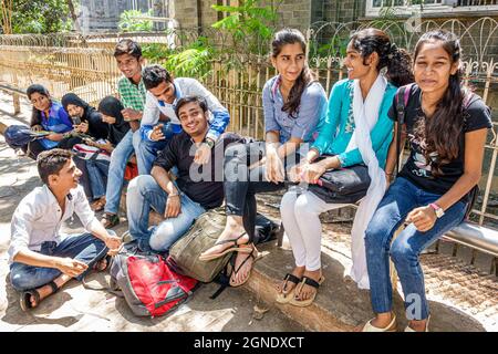 Mumbai Inde, fort Mumbai, Kala Ghoda, Elphinstone College Université de Mumbai étudiants, garçons filles homme femme adolescent adolescents parler amis Banque D'Images