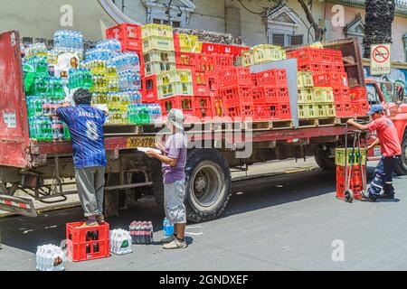 Lima Peru,Barranco,Calle 28 de Julio,camion de livraison,hommes hispaniques livrant travailleurs déchargement,sodas boissons gazeuses bouteilles en plastique Banque D'Images