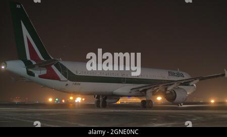 Vue de nuit de l'avion Alitalia à l'aéroport Sheremetyevo de Moscou Banque D'Images