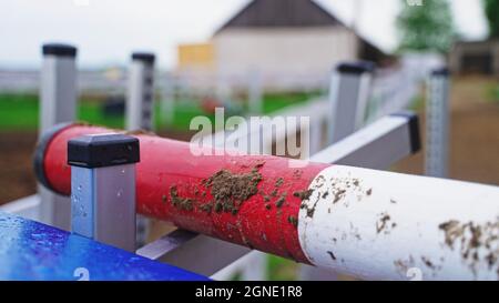 concentrez-vous sur l'obstacle rouge et blanc à côté de la barre bleue avec un arrière-plan flou. Photo de haute qualité Banque D'Images