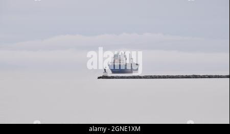 Un navire transportant du grain jusqu'au marché, après avoir chargé le bateau dans un ascenseur à Thunder Bay, Banque D'Images