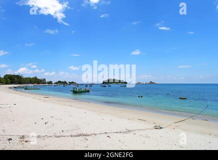 Bateaux colorés à la plage de Kelayang à Tanjung Kelayang situé dans le coin nord-est des îles de Belitung. L'île a des plages de sable blanc. Banque D'Images