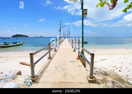 Bateaux colorés à la plage de Kelayang à Tanjung Kelayang situé dans le coin nord-est des îles de Belitung. L'île a des plages de sable blanc. Banque D'Images