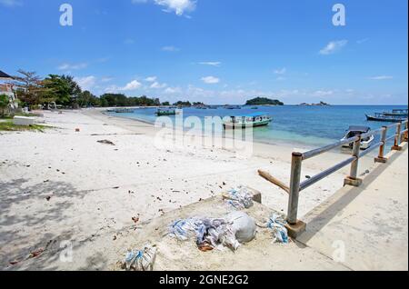 Bateaux colorés à la plage de Kelayang à Tanjung Kelayang situé dans le coin nord-est des îles de Belitung. L'île a des plages de sable blanc. Banque D'Images