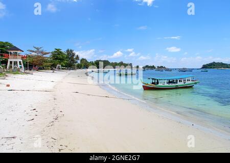 Bateaux colorés à la plage de Kelayang à Tanjung Kelayang situé dans le coin nord-est des îles de Belitung. L'île a des plages de sable blanc. Banque D'Images