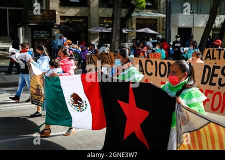 Mexique, Mexique. 24 septembre 2021. Des manifestants de la communauté Otomi dans Resistance and Rebellion défilent avec des bannières et des drapeaux lors d'une manifestation contre la violence sur EZLN au Mexique. L'Armée Zapatista de libération nationale (EZLN) a demandé une marche en raison de la situation politique au Chiapas, car elle a dénoncé l'enlèvement de deux membres de la délégation qui se renverraient en Europe, prétendument ordonné par le Gouverneur de Chiapas Rutilio Escandon Cadenas. Crédit : SOPA Images Limited/Alamy Live News Banque D'Images