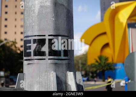 Mexique, Mexique. 24 septembre 2021. Vue d'un lampadaire avec les lettres EZLN peintes dessus lors d'une manifestation contre la violence sur EZLN au Mexique. L'Armée Zapatista de libération nationale (EZLN) a demandé une marche en raison de la situation politique au Chiapas, car elle a dénoncé l'enlèvement de deux membres de la délégation qui se renverraient en Europe, prétendument ordonné par le Gouverneur de Chiapas Rutilio Escandon Cadenas. Crédit : SOPA Images Limited/Alamy Live News Banque D'Images