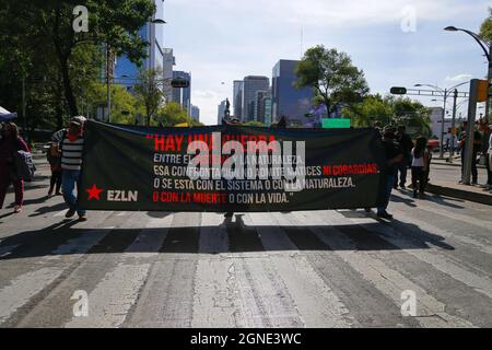 Mexique, Mexique. 24 septembre 2021. Des manifestants de la communauté d'Otomi dans Resistance and Rebellion sont vus tenir une bannière lors d'une manifestation contre les violences sur EZLN au Mexique. L'Armée Zapatista de libération nationale (EZLN) a demandé une marche en raison de la situation politique au Chiapas, car elle a dénoncé l'enlèvement de deux membres de la délégation qui se renverraient en Europe, prétendument ordonné par le Gouverneur de Chiapas Rutilio Escandon Cadenas. Crédit : SOPA Images Limited/Alamy Live News Banque D'Images