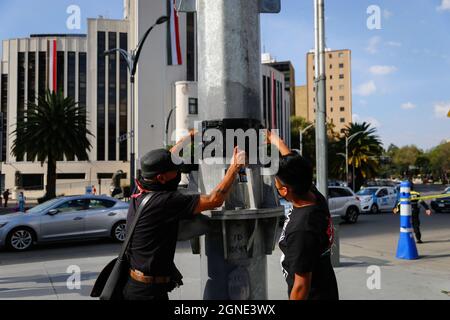 Mexique, Mexique. 24 septembre 2021. Des manifestants de la communauté d'Otomi dans Resistance and Rebellion vaporent un lampadaire lors d'une manifestation contre la violence sur EZLN au Mexique. L'Armée Zapatista de libération nationale (EZLN) a demandé une marche en raison de la situation politique au Chiapas, car elle a dénoncé l'enlèvement de deux membres de la délégation qui se renverraient en Europe, prétendument ordonné par le Gouverneur de Chiapas Rutilio Escandon Cadenas. Crédit : SOPA Images Limited/Alamy Live News Banque D'Images