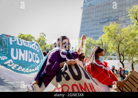 Mexique, Mexique. 24 septembre 2021. Des manifestants de la communauté Otomi dans Resistance and Rebellion défilent avec des banderoles lors d'une manifestation contre les violences sur EZLN au Mexique. L'Armée Zapatista de libération nationale (EZLN) a demandé une marche en raison de la situation politique au Chiapas, car elle a dénoncé l'enlèvement de deux membres de la délégation qui se renverraient en Europe, prétendument ordonné par le Gouverneur de Chiapas Rutilio Escandon Cadenas. Crédit : SOPA Images Limited/Alamy Live News Banque D'Images