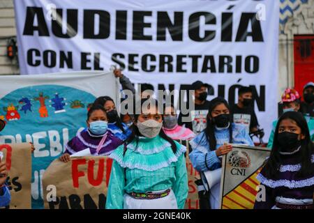 Mexique, Mexique. 24 septembre 2021. Des manifestants de la communauté Otomi dans Resistance and Rebellion défilent avec des banderoles lors d'une manifestation contre les violences sur EZLN au Mexique. L'Armée Zapatista de libération nationale (EZLN) a demandé une marche en raison de la situation politique au Chiapas, car elle a dénoncé l'enlèvement de deux membres de la délégation qui se renverraient en Europe, prétendument ordonné par le Gouverneur de Chiapas Rutilio Escandon Cadenas. Crédit : SOPA Images Limited/Alamy Live News Banque D'Images