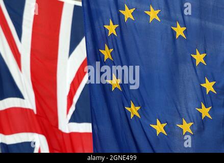 Photo du dossier datée du 27/01/19, des drapeaux de l'Union européenne et de la Grande-Bretagne survolent devant le bureau britannique du Parlement européen à Smith Square, Westminster. Il est « inutile » de mettre un terme aux prestations versées aux citoyens européens vivant au Royaume-Uni qui n'ont pas encore demandé le statut de pays stable et qui pourraient entraîner le sans-abri, a-t-on appris au secrétaire au travail et aux pensions. Date de publication : samedi 25 septembre 2021. Banque D'Images