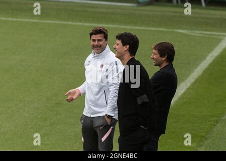 Paris, France. 24 septembre 2021. Mauricio Pochettino (L.), entraîneur en chef du Paris Saint Germain, s'entretient avec Leonardo (Leonardo Nascimiento de Araujo) (R.), directeur sportif du PSG, lors d'une séance de formation ouverte à la presse au centre de formation Ooredoo à Saint-Germain-en-Laye, France, le 24 septembre 2021. Photo de Daniel Derajinski/ABACAPRESS.COM. Credit: Abaca Press/Alay Live News Banque D'Images