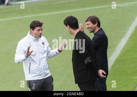 Paris, France. 24 septembre 2021. Mauricio Pochettino (L.), entraîneur en chef du Paris Saint Germain, s'entretient avec Leonardo (Leonardo Nascimiento de Araujo) (R.), directeur sportif du PSG, lors d'une séance de formation ouverte à la presse au centre de formation Ooredoo à Saint-Germain-en-Laye, France, le 24 septembre 2021. Photo de Daniel Derajinski/ABACAPRESS.COM. Credit: Abaca Press/Alay Live News Banque D'Images