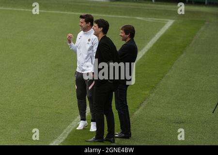 Paris, France. 24 septembre 2021. Mauricio Pochettino (L.), entraîneur en chef du Paris Saint Germain, s'entretient avec Leonardo (Leonardo Nascimiento de Araujo) (R.), directeur sportif du PSG, lors d'une séance de formation ouverte à la presse au centre de formation Ooredoo à Saint-Germain-en-Laye, France, le 24 septembre 2021. Photo de Daniel Derajinski/ABACAPRESS.COM. Credit: Abaca Press/Alay Live News Banque D'Images