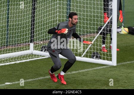 Paris, France. 24 septembre 2021. Sergio Rico, gardien de but du Paris Saint Germain, lors d'une session de formation ouverte à la presse au centre de formation Ooredoo à Saint-Germain-en-Laye, France, le 24 septembre 2021. Photo de Daniel Derajinski/ABACAPRESS.COM. Credit: Abaca Press/Alay Live News Banque D'Images