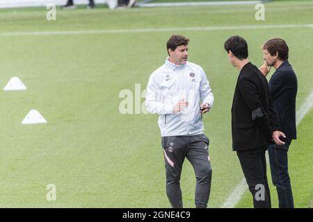 Paris, France. 24 septembre 2021. Mauricio Pochettino (L.), entraîneur en chef du Paris Saint Germain, s'entretient avec Leonardo (Leonardo Nascimiento de Araujo) (R.), directeur sportif du PSG, lors d'une séance de formation ouverte à la presse au centre de formation Ooredoo à Saint-Germain-en-Laye, France, le 24 septembre 2021. Photo de Daniel Derajinski/ABACAPRESS.COM. Credit: Abaca Press/Alay Live News Banque D'Images