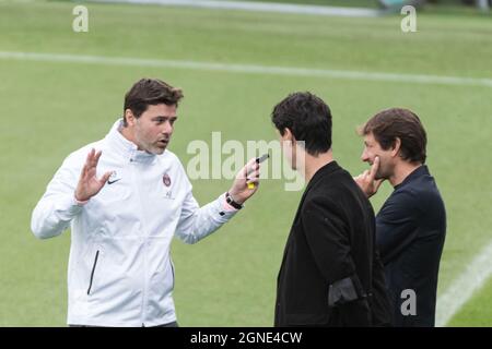 Paris, France. 24 septembre 2021. Mauricio Pochettino (L.), entraîneur en chef du Paris Saint Germain, s'entretient avec Leonardo (Leonardo Nascimiento de Araujo) (R.), directeur sportif du PSG, lors d'une séance de formation ouverte à la presse au centre de formation Ooredoo à Saint-Germain-en-Laye, France, le 24 septembre 2021. Photo de Daniel Derajinski/ABACAPRESS.COM. Credit: Abaca Press/Alay Live News Banque D'Images