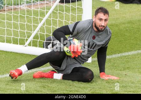 Paris, France. 24 septembre 2021. Gianluigi Donnarumma, gardien de l'équipe nationale Paris Saint Germain et Italie, lors d'une session de formation ouverte à la presse au centre de formation Ooredoo à Saint-Germain-en-Laye, France, le 24 septembre 2021. Photo de Daniel Derajinski/ABACAPRESS.COM. Credit: Abaca Press/Alay Live News Banque D'Images