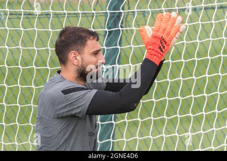 Paris, France. 24 septembre 2021. Gianluigi Donnarumma, gardien de l'équipe nationale Paris Saint Germain et Italie, lors d'une session de formation ouverte à la presse au centre de formation Ooredoo à Saint-Germain-en-Laye, France, le 24 septembre 2021. Photo de Daniel Derajinski/ABACAPRESS.COM. Credit: Abaca Press/Alay Live News Banque D'Images