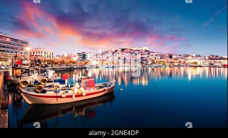 Superbe paysage de printemps sur la mer Égée. Coloful panorama en soirée de la ville de Kavala, le principal port maritime de l'est de la Macédoine et la capitale de Kavala reg Banque D'Images