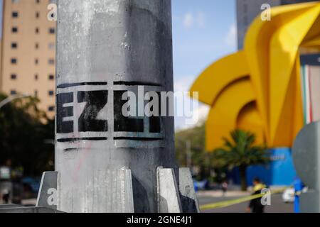 Mexique, Mexique. 24 septembre 2021. Vue d'un lampadaire avec les lettres EZLN peintes dessus lors d'une manifestation contre la violence sur EZLN au Mexique. L'Armée Zapatista de libération nationale (EZLN) a demandé une marche en raison de la situation politique au Chiapas, car elle a dénoncé l'enlèvement de deux membres de la délégation qui se renverraient en Europe, prétendument ordonné par le Gouverneur de Chiapas Rutilio Escandon Cadenas. (Photo de Guillermo Diaz/SOPA Images/Sipa USA) crédit: SIPA USA/Alay Live News Banque D'Images