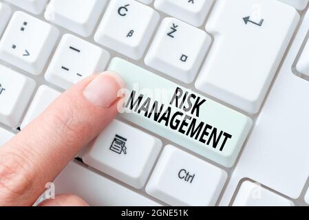 Inspiration montrant Sign Risk Management. Évaluation photo conceptuelle des risques financiers ou des problèmes liés aux procédures transcrivant la voix en ligne Banque D'Images