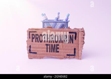 Signe d'écriture de la main temps de prothrombine. Aperçu de l'entreprise Evaluez votre capacité à former des caillots de sang de manière appropriée organiser l'espace de travail écrire des outils de bureau Banque D'Images
