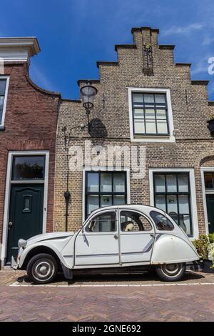 Voiture française classique en face d'une ancienne maison en briques à Haastrecht, pays-Bas Banque D'Images