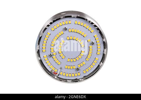 Intérieur de la lampe LED avec de nombreuses petites diodes électroluminescentes avec couvercle retiré sur fond blanc Banque D'Images