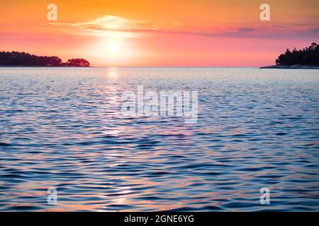 Coucher de soleil de printemps coloré sur la mer Adriatique. Pittoresque saison de soirée près de la ville de Rovinj, Croatie, Europe. Beauté de la nature concept fond. Banque D'Images